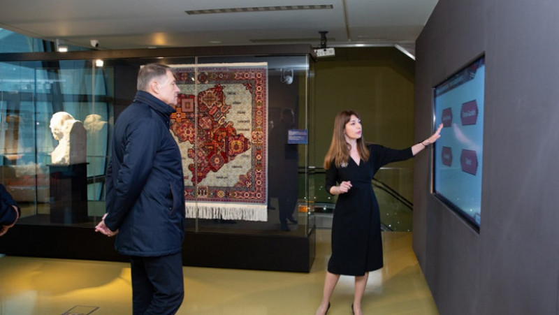  Preşedintele Klaus Iohannis a vizitat Muzeul Naţional al Covoarelor din Azerbaidjan. Foto: Facebook/Muzeul Național al Covoarelor
