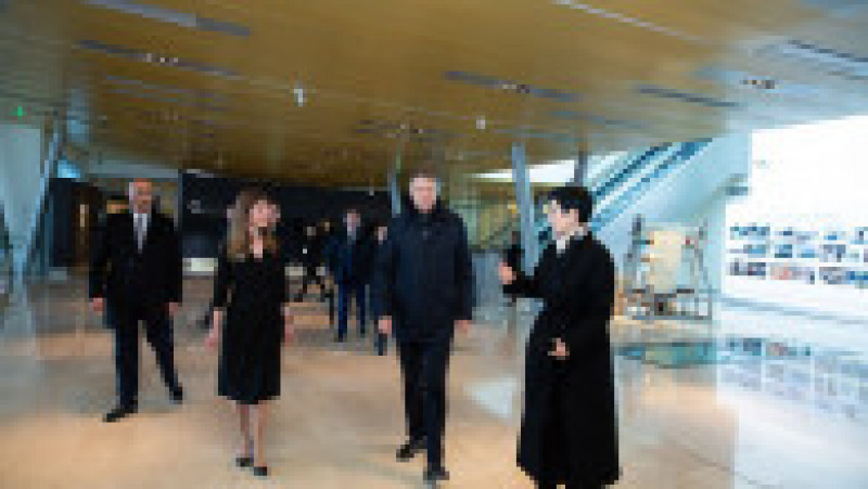  Preşedintele Klaus Iohannis a vizitat Muzeul Naţional al Covoarelor din Azerbaidjan. Foto: Facebook/Muzeul Național al Covoarelor | Poza 3 din 7