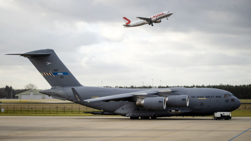 Olanda trimite ajutoare de pe baza aeriană Eindhoven. Foto: Profimedia Images