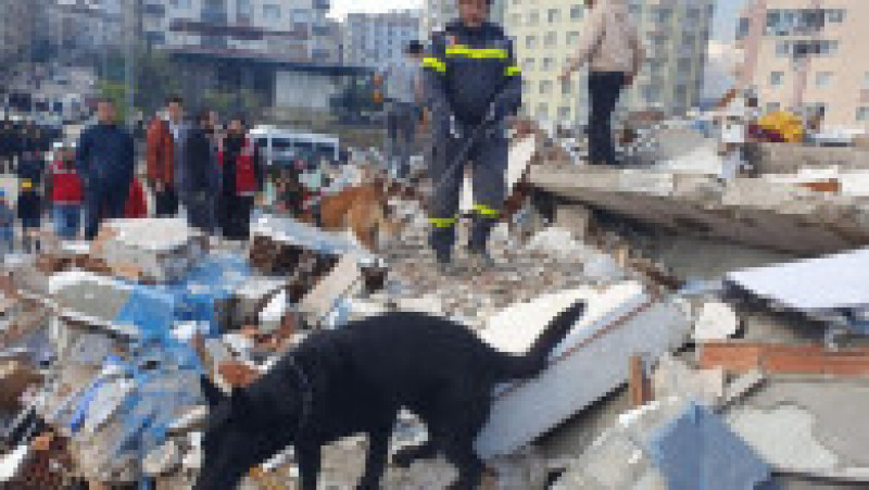 Salvatorii români care intervin în Antakya încearcă să salveze un băiat de 16 ani blocat sub o clădire prăbușită. FOTO: IGSU Facebook | Poza 5 din 7