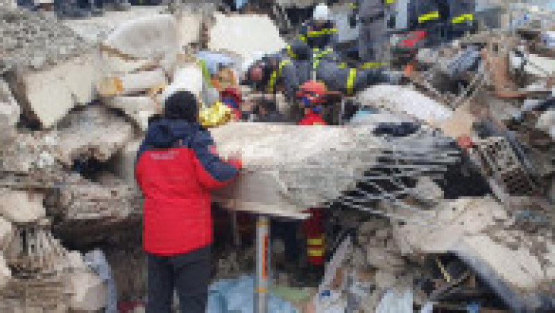 Salvatorii români care intervin în Antakya încearcă să salveze un băiat de 16 ani blocat sub o clădire prăbușită. FOTO: IGSU Facebook | Poza 7 din 7