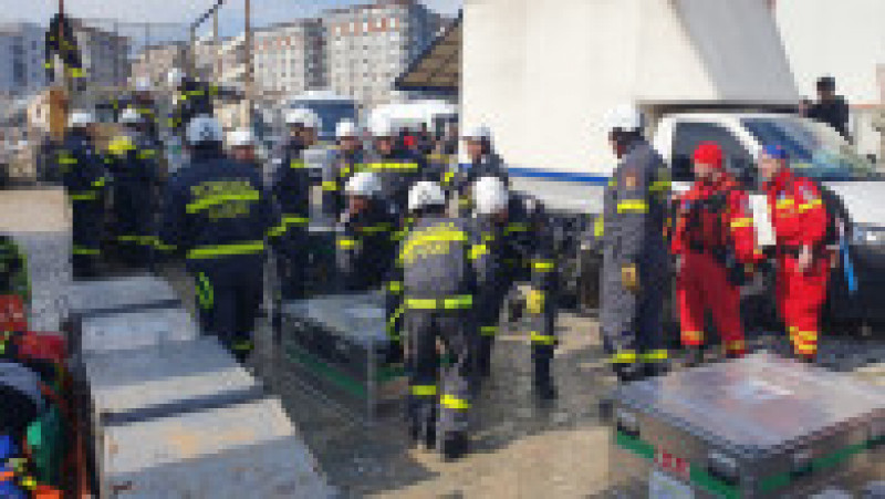 Salvatorii români care intervin în Antakya încearcă să salveze un băiat de 16 ani blocat sub o clădire prăbușită. FOTO: IGSU Facebook | Poza 4 din 7