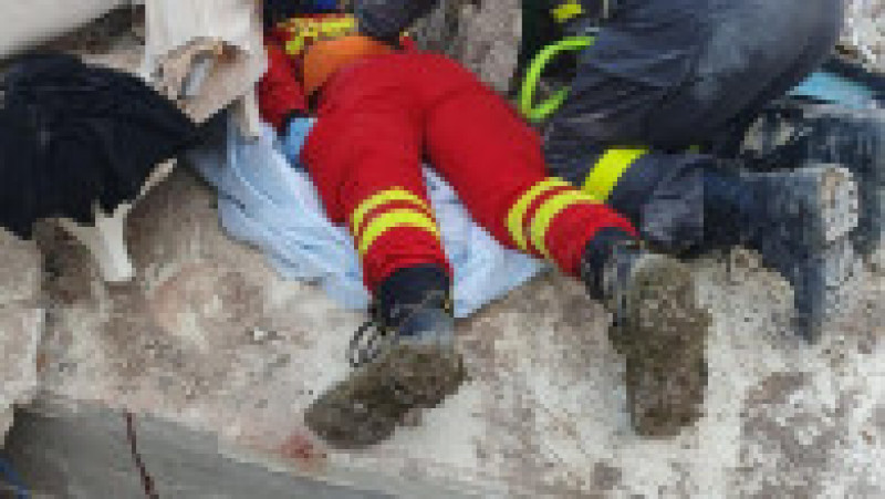 Salvatorii români care intervin în Antakya încearcă să salveze un băiat de 16 ani blocat sub o clădire prăbușită. FOTO: IGSU Facebook | Poza 2 din 7