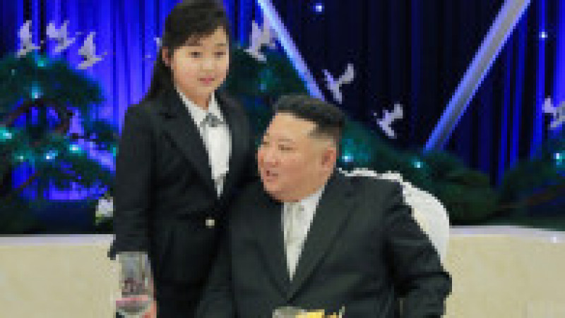 Kim Ju Ae s-a alăturat tatălui și mamei, Ri Sol Ju, într-o vizită la o bază militară. Foto: Profimedia Images | Poza 5 din 10