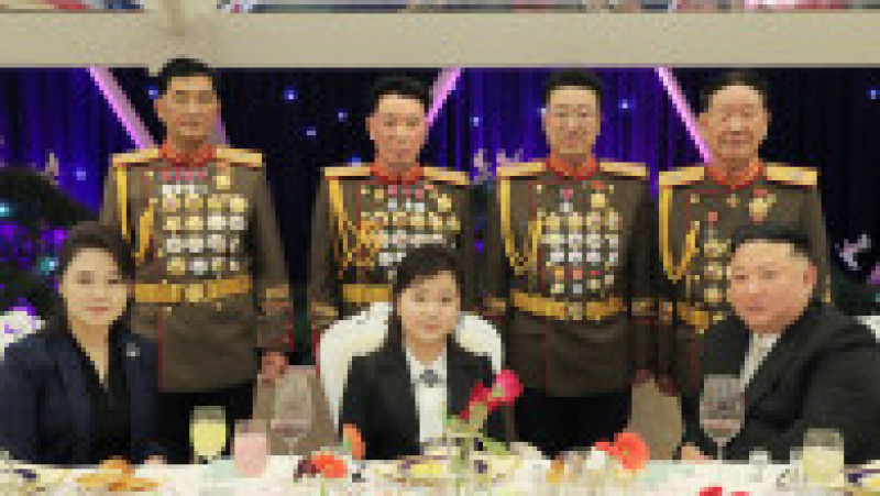 La banchet, fata a fost așezată în centrul mesei, în dreapta și în stânga ei fiind Kim și soția acestuia. Foto: Profimedia Images | Poza 4 din 10