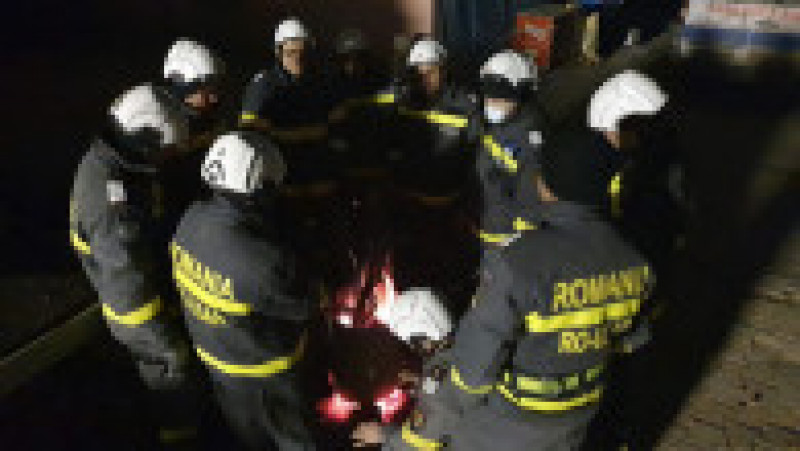 Salvatorii români au reușit să îl salveze pe băiatul de 16 ani prins sub o clădire prăbușită. FOTO: IGSU Facebook | Poza 2 din 5