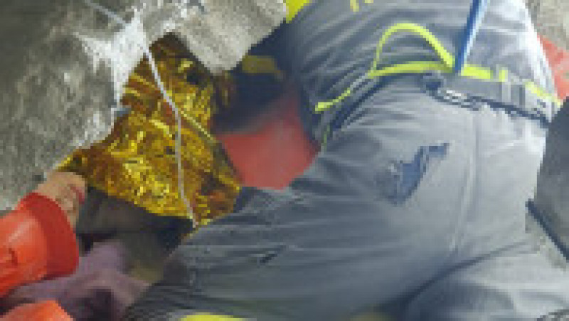 Salvatorii români au reușit să îl salveze pe băiatul de 16 ani prins sub o clădire prăbușită. FOTO: IGSU Facebook | Poza 5 din 5