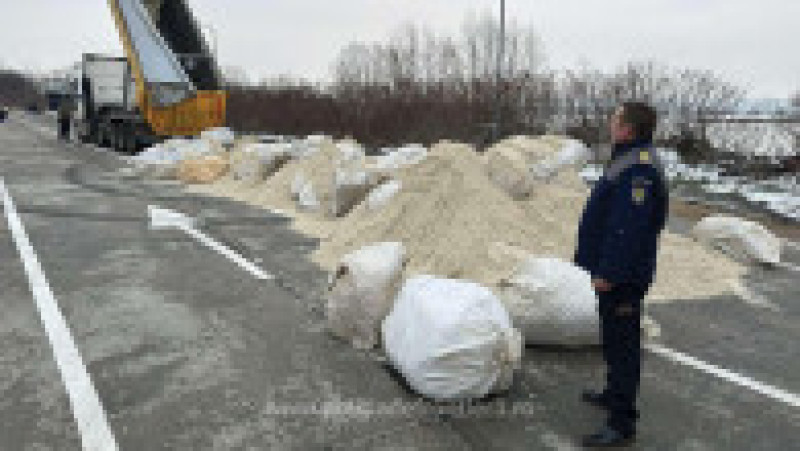 Tutun vrac în valoare de peste 100.000 lei ascuns în semiremorca unui ansamblu rutier. Sursa foto: Poliția de Frontieră | Poza 4 din 7