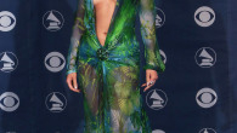 Jennifer Lopez la premiile Grammy din 2000. Sursa foto: Scott Gries / ImageDirect / Getty Images | Poza 1 din 11