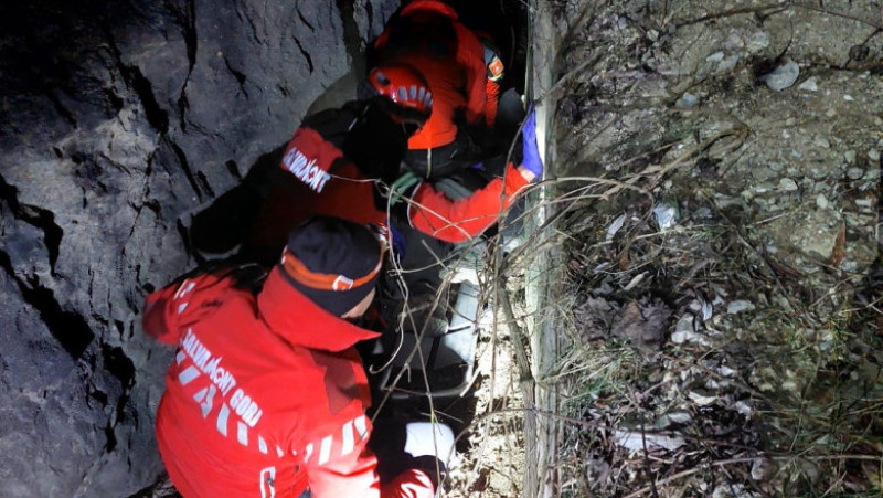 Salvamontiştii gorjeni au intervenit pentru căutarea şi salvarea unei persoane care a căzut într-un spaţiu foarte îngust în zona Cheile Sohodolului din masivul Vâlcan. Foto: Salvamont România