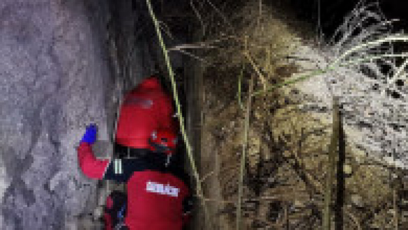 Salvamontiştii gorjeni au intervenit pentru căutarea şi salvarea unei persoane care a căzut într-un spaţiu foarte îngust în zona Cheile Sohodolului din masivul Vâlcan. Foto: Salvamont România | Poza 2 din 5