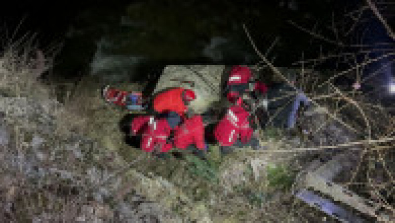 Salvamontiştii gorjeni au intervenit pentru căutarea şi salvarea unei persoane care a căzut într-un spaţiu foarte îngust în zona Cheile Sohodolului din masivul Vâlcan. Foto: Salvamont România | Poza 4 din 5