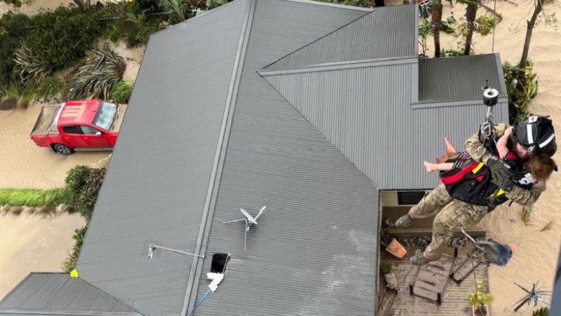 Sute de oameni s-au urcat pe acoperișurile caselor ca să scape de inundații, în Noua Zeelandă. FOTO: Profimedia Images
