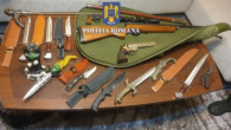 Polițiștii au confiscat 3 arme și 8 cuțite. Sursa foto: Poliția Română | Poza 1 din 3