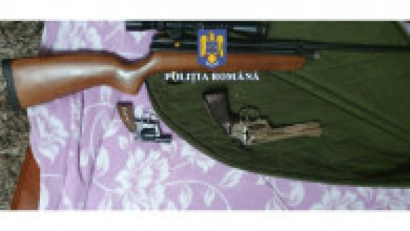 Printre cele 3 arme găsite se numără și un pistol letal de tip revolver calibrul 9 mm. Sursa foto: Poliția Română | Poza 2 din 3