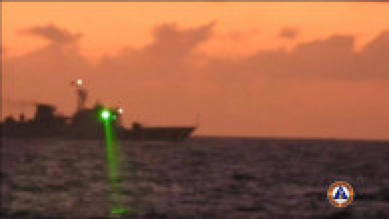 Nava filipineză s-a retras pentru ca echipajul să nu fie orbit de laser. Foto: Facebook/Garda de coastă din Filipine | Poza 1 din 3