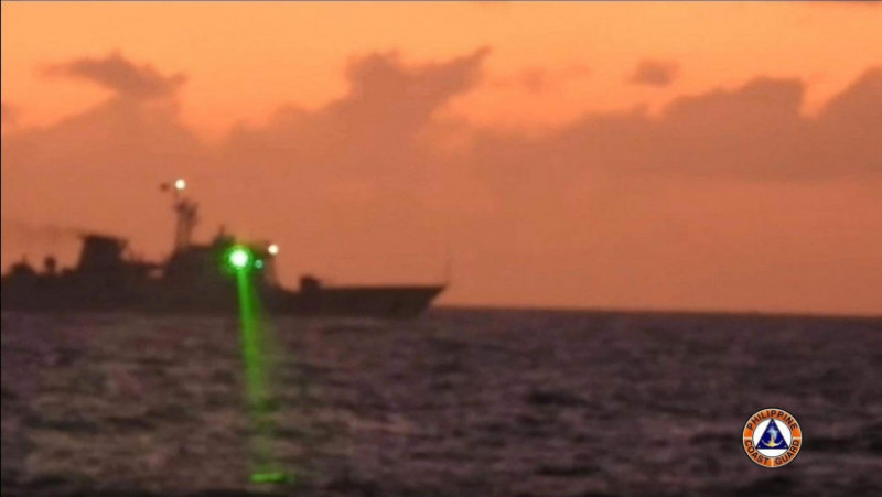 Nava filipineză s-a retras pentru ca echipajul să nu fie orbit de laser. Foto: Facebook/Garda de coastă din Filipine
