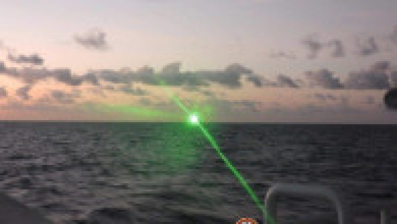 Nava filipineză s-a retras pentru ca echipajul să nu fie orbit de laser. Foto: Facebook/Garda de coastă din Filipine | Poza 3 din 3