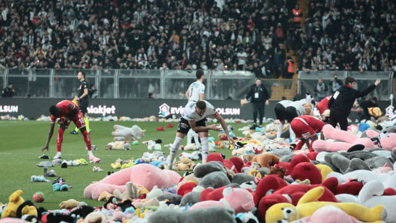Fanii Beșiktaș au aruncat mii de jucării pe teren pentru copiii din Turcia și Siria afectați de cutremure. Sursa foto Profimedia Images