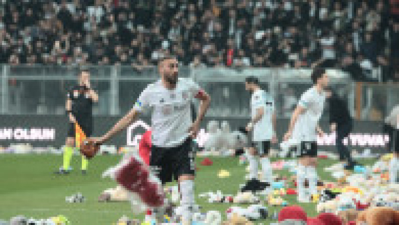 Fanii Beșiktaș au aruncat mii de jucării pe teren pentru copiii din Turcia și Siria afectați de cutremure. Sursa foto Profimedia Images | Poza 3 din 6