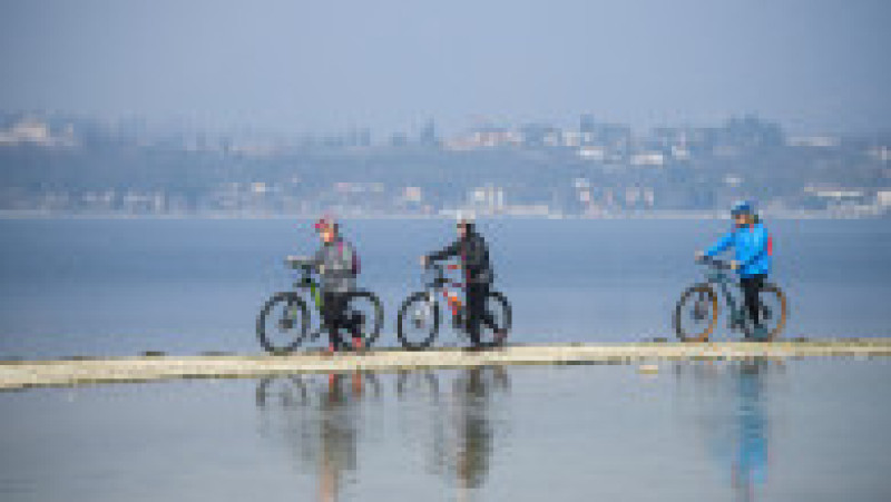 Mica insulă San Biagio de pe Lacul Garda din Italia a putut fi accesată pe o fâșie de pământ expusă de seceta neobișnuită. Foto: Profimedia | Poza 2 din 8