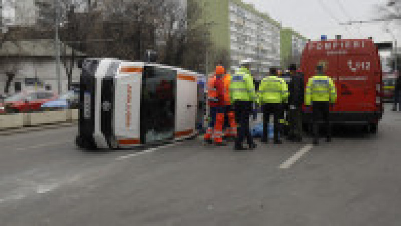O ambulață a fost implicată într-un accident în centrul Capitalei. Foto: Inquam Photos/ Octav Ganea | Poza 6 din 8