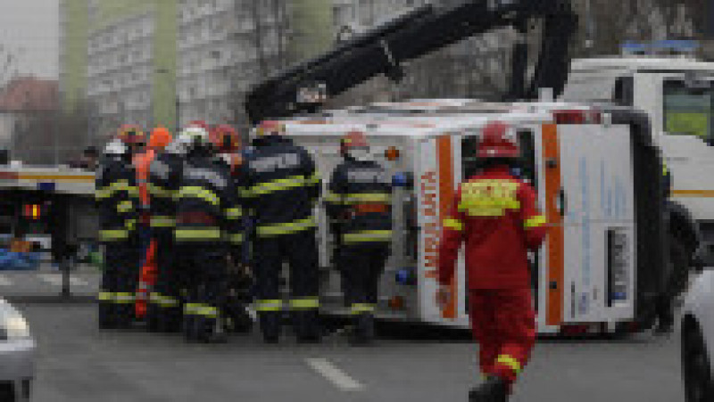 O ambulață a fost implicată într-un accident în centrul Capitalei. Foto: Inquam Photos/ Octav Ganea | Poza 8 din 8