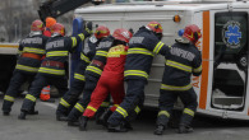 O ambulață a fost implicată într-un accident în centrul Capitalei. Foto: Inquam Photos/ Octav Ganea | Poza 2 din 8