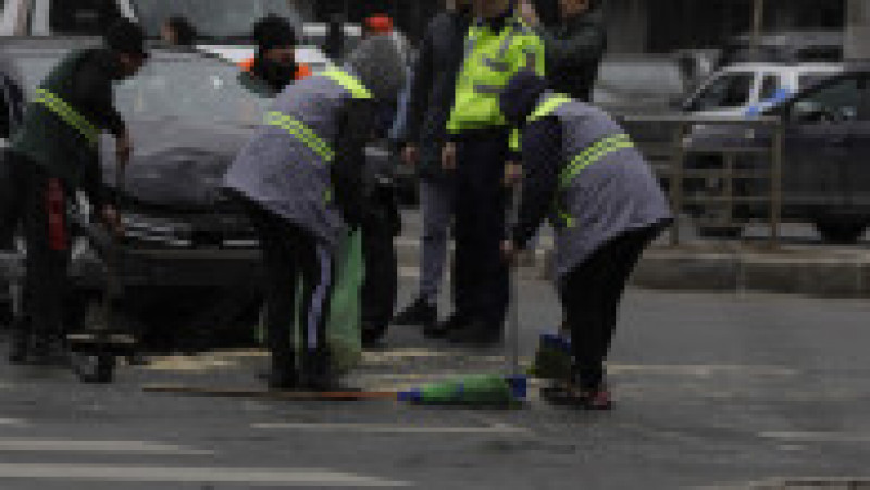 O ambulață a fost implicată într-un accident în centrul Capitalei. Foto: Inquam Photos/ Octav Ganea | Poza 3 din 8