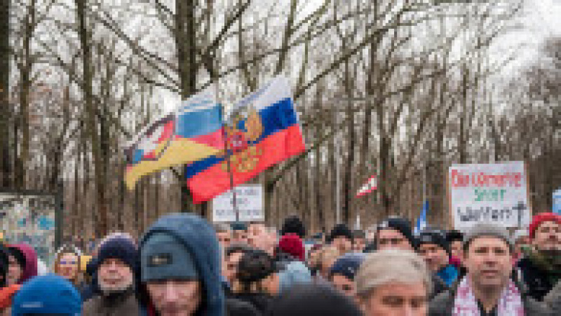 Mii de persoane s-au adunat sâmbătă la Poarta Brandenburg din Berlin la o manifestaţie în favoarea negocierilor de pace cu Rusia, pentru încheierea războiului în Ucraina. Foto: Profimedia | Poza 4 din 13