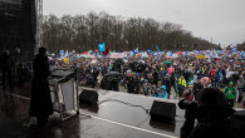 Mii de persoane s-au adunat sâmbătă la Poarta Brandenburg din Berlin la o manifestaţie în favoarea negocierilor de pace cu Rusia, pentru încheierea războiului în Ucraina. Foto: Profimedia | Poza 1 din 13