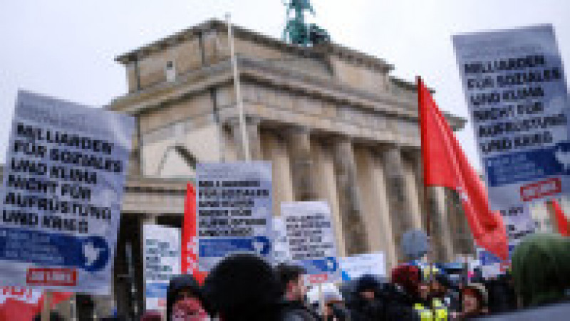 Mii de persoane s-au adunat sâmbătă la Poarta Brandenburg din Berlin la o manifestaţie în favoarea negocierilor de pace cu Rusia, pentru încheierea războiului în Ucraina. Foto: Profimedia | Poza 7 din 13