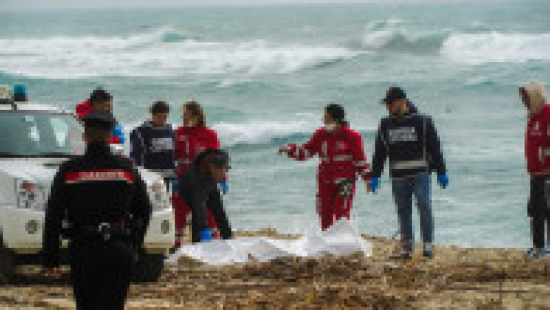 Cel puțin 64 de migranți s-au înecat în largul coastelor Italiei, după ce ambarcațiunea în care se aflau s-a rupt în două din cauza valurilor mari. Foto: Profimedia Images | Poza 3 din 6