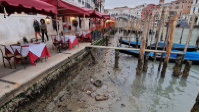 Gondolele sunt trase pe dreapta în Veneția, unde celebrele canale au rămas fără apă din cauza secetei. FOTO: Profimedia Images | Poza 3 din 14