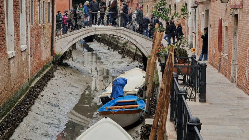Gondolele sunt trase pe dreapta în Veneția, unde celebrele canale au rămas fără apă din cauza secetei. FOTO: Profimedia Images