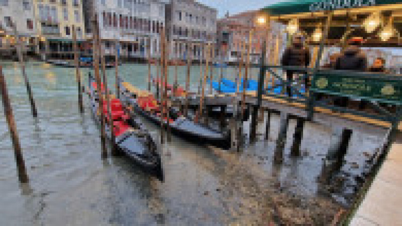 Gondolele sunt trase pe dreapta în Veneția, unde celebrele canale au rămas fără apă din cauza secetei. FOTO: Profimedia Images | Poza 2 din 14