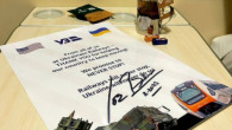 Afișul cu mesajul de mulțumire al companiei feroviare de stat a Ucrainei pentru tot ajutorul oferit de Biden în lupta contra Rusiei semnat de președintele american. Captură foto: Facebook / Ukrzalizniția | Poza 8 din 17