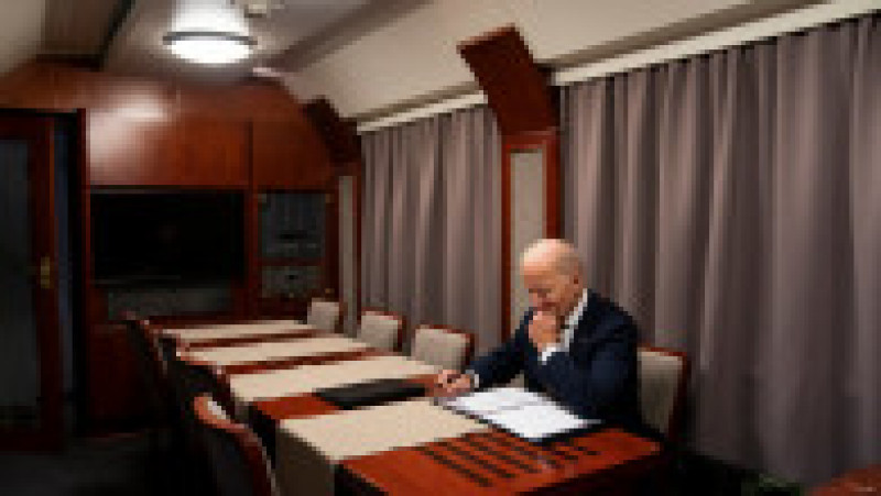 Cabina lui Biden era îmbrăcată cu lambriuri de lemn și amenajată special pentru președintele american: avea o masă lungă, o canapea și un televizor montat pe perete. Foto: Profimedia Images | Poza 7 din 17