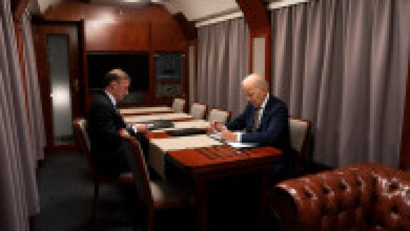 În pozele făcute în interiorul trenului cu care a circulat Biden, președintele american poate fi văzut împreună cu Jake Sullivan, consilierul său pentru securitate națională. Foto: Profimedia Images | Poza 6 din 17