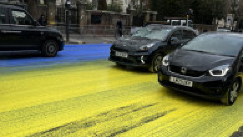 Strada din fața Ambasadei Rusiei din Londra vopsită în galben și albastru. Foto: Twitter | Poza 2 din 4