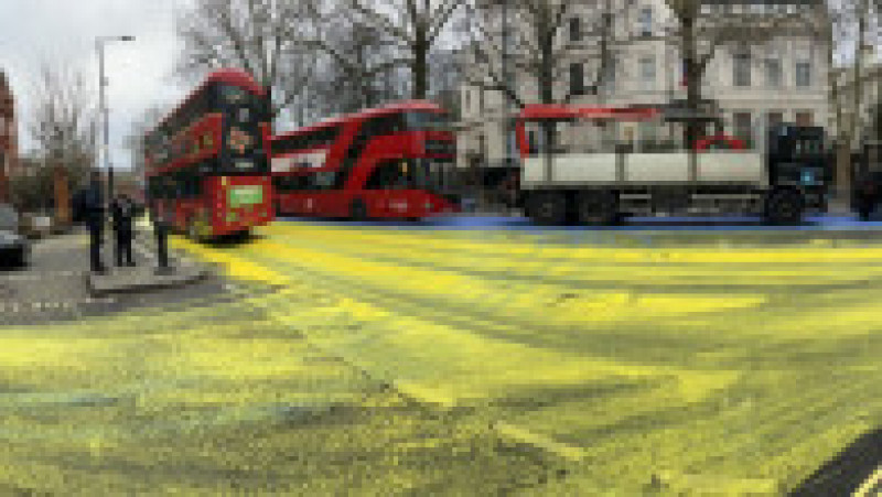 Strada pe care se află Ambasada Rusiei din Londra a fost vopsită în culorile Ucrainei. Foto: Twitter | Poza 1 din 4