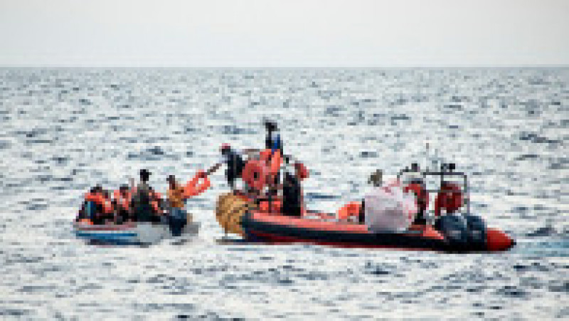 Cel puțin 62 de migranți s-au înecat în largul coastelor Italiei, după ce ambarcațiunea în care se aflau s-a rupt în două din cauza valurilor mari. Foto: Profimedia Images | Poza 3 din 11