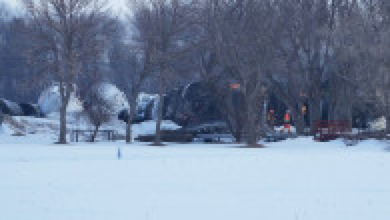 Un tren a deraiat în cursul zilei de joi în SUA, iar mai multe dintre vagoanele-cisternă în care se afla etanol au luat foc. Foto: Profimedia Images | Poza 4 din 5
