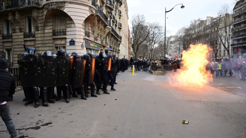Forțele de ordine au intervenit la Paris în fața protestarilor care au aruncat cocktailuri Molotov. Foto: Profimedia