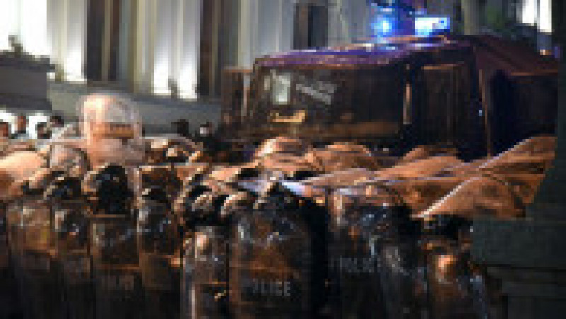 Poliția din Georgia a folosit gaze lacrimogene și tunuri cu apă împotriva protestatarilor din Tbilisi, după ce parlamentul a anunțat că sprijină un proiect de lege privind „agenți străini”. Foto: Profimedia | Poza 19 din 21