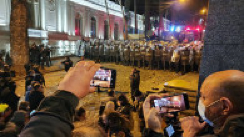 Poliția din Georgia a folosit gaze lacrimogene și tunuri cu apă împotriva protestatarilor din Tbilisi, după ce parlamentul a anunțat că sprijină un proiect de lege privind „agenți străini”. Foto: Profimedia | Poza 11 din 12