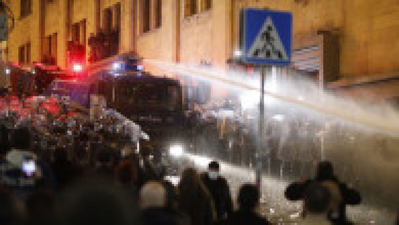 Poliția din Georgia a folosit gaze lacrimogene și tunuri cu apă împotriva protestatarilor din Tbilisi, după ce parlamentul a anunțat că sprijină un proiect de lege privind „agenți străini”. Foto: Profimedia | Poza 21 din 21