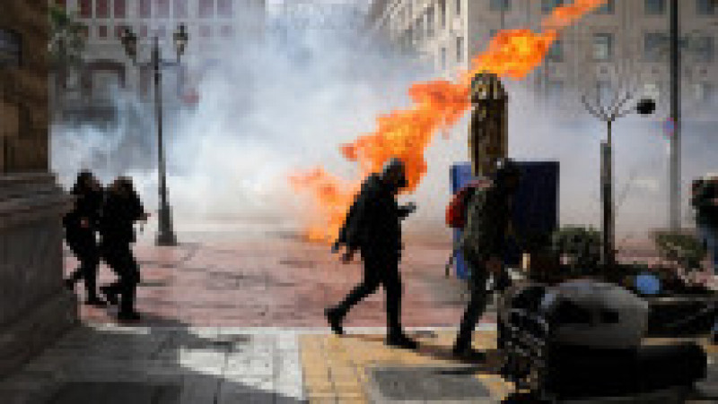 Mii de oameni au ieșit în stradă în Atena. Protestatarii au aruncat cu cocktailuri Molotov, poliția a răspuns cu gaze lacrimogene. FOTO: Profimedia Images | Poza 6 din 14