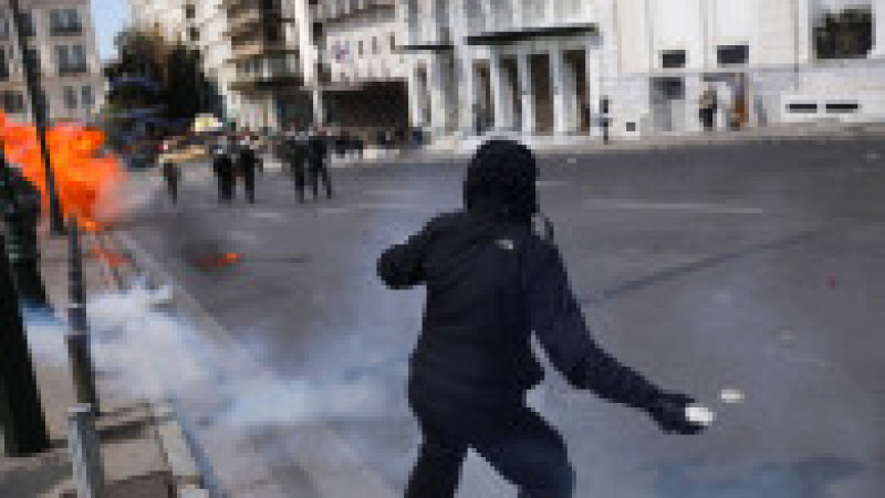 Mii de oameni au ieșit în stradă în Atena. Protestatarii au aruncat cu cocktailuri Molotov, poliția a răspuns cu gaze lacrimogene. FOTO: Profimedia Images | Poza 3 din 14