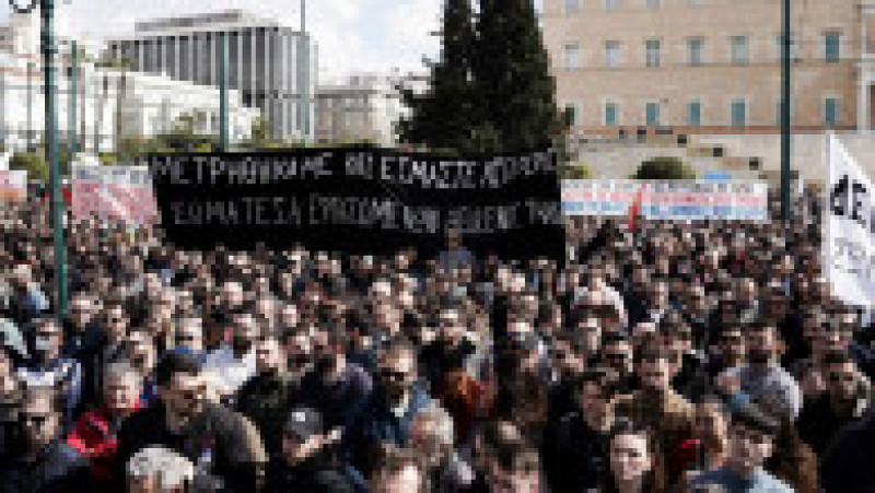 Mii de oameni au ieșit în stradă în Atena. Protestatarii au aruncat cu cocktailuri Molotov, poliția a răspuns cu gaze lacrimogene. FOTO: Profimedia Images | Poza 2 din 14